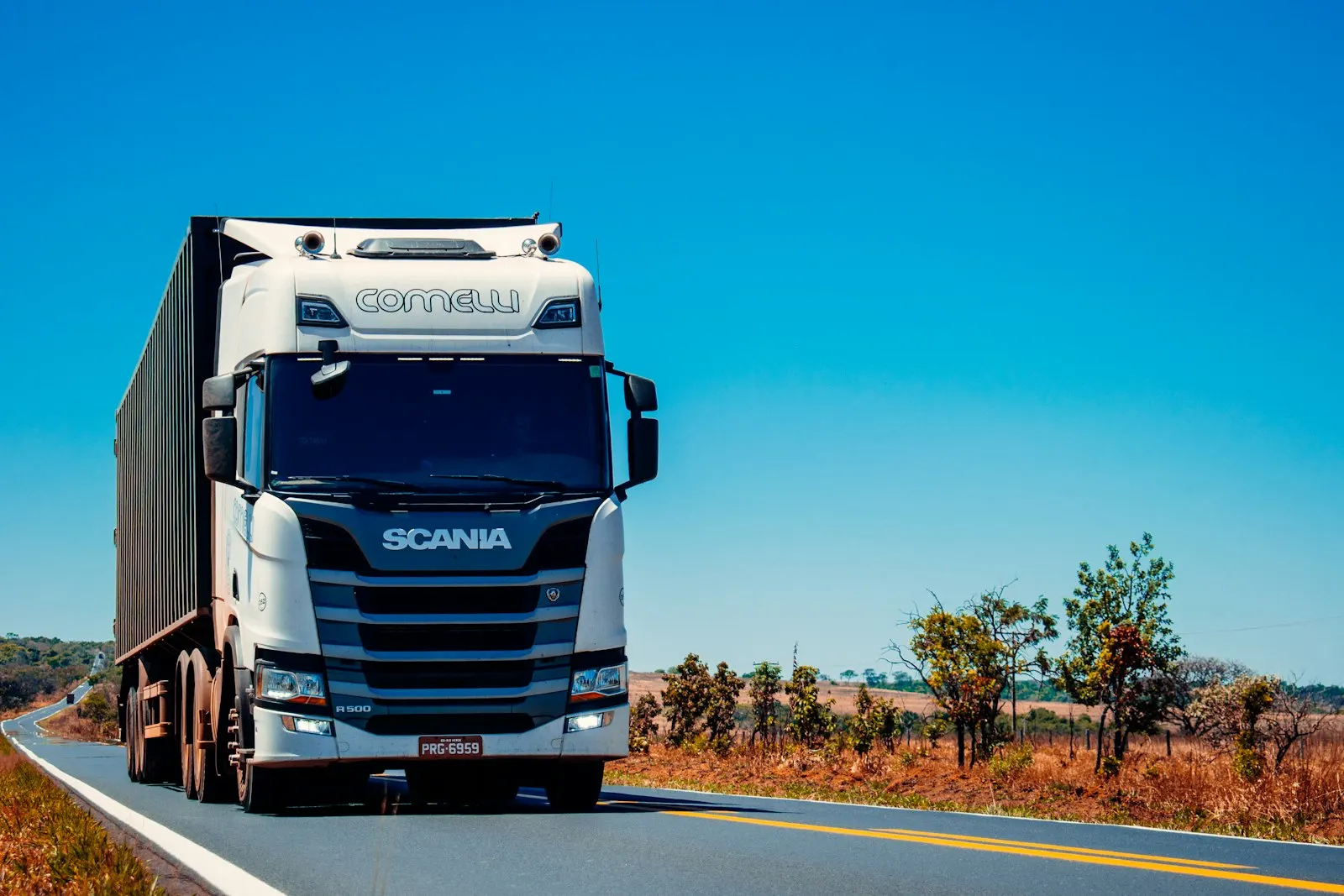 EXSOTRANS Transporter unterwegs auf der Autobahn